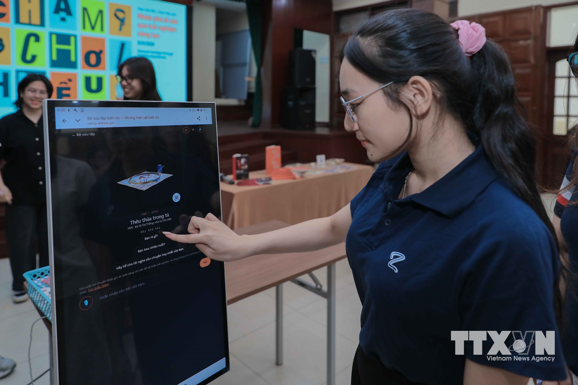 Trợ lý ảo AI trò chuyện trực tiếp với hiện vật mang đến trải nghiệm tương tác thông minh. Cùng với đó, hệ thống thuyết minh tự động audio guide hỗ trợ 7 ngôn ngữ phục vụ khách. (Ảnh: Phan Phương/TTXVN)